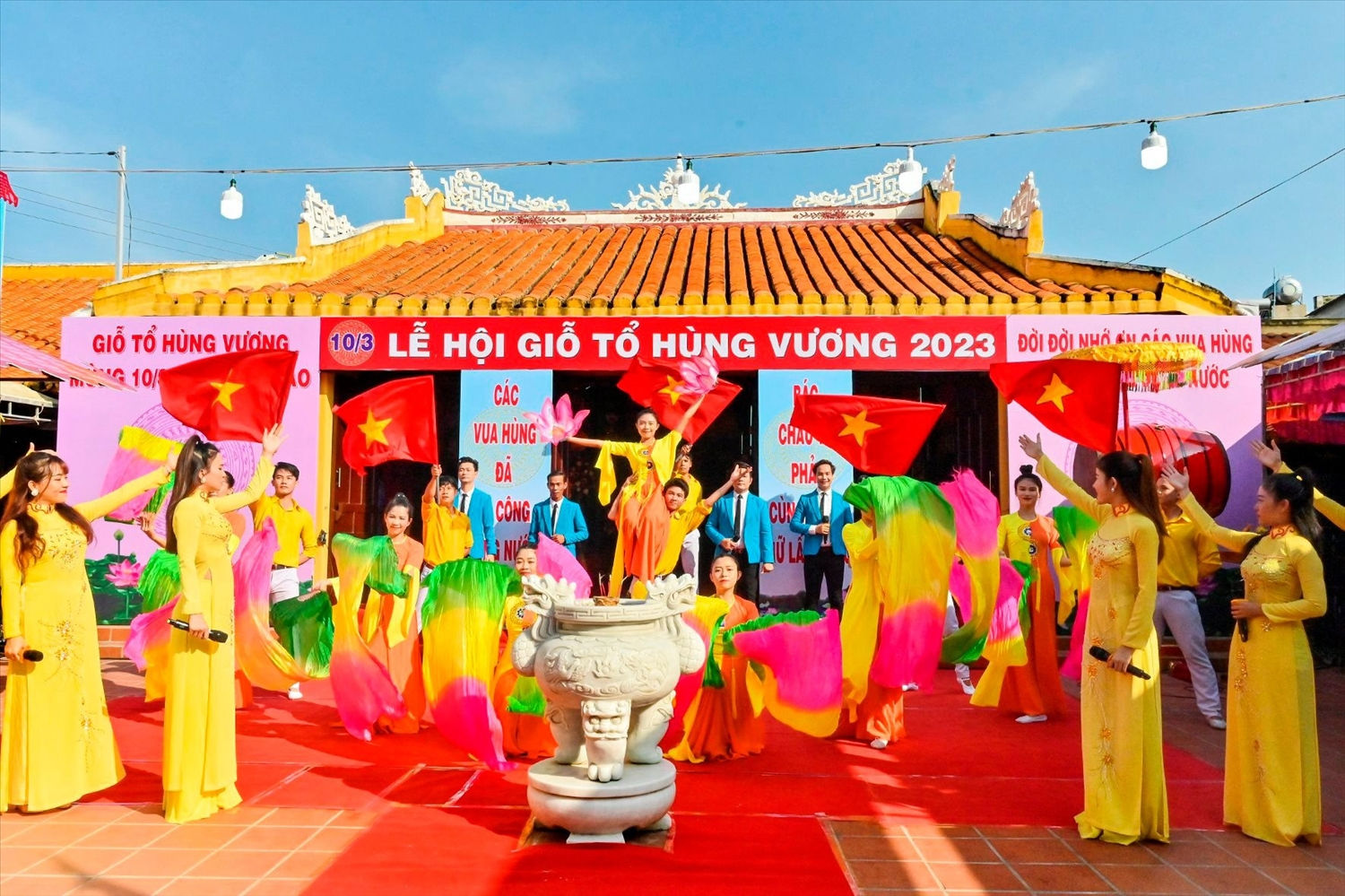 Văn nghệ chào mừng tại Lễ hội Giổ Tổ Hùng Vương năm 2023  tạu Đền thờ Hùng Vương, thị trấn Phan Rí Cửa, huyện Tuy Phong.(Ảnh: Tư liệu)
