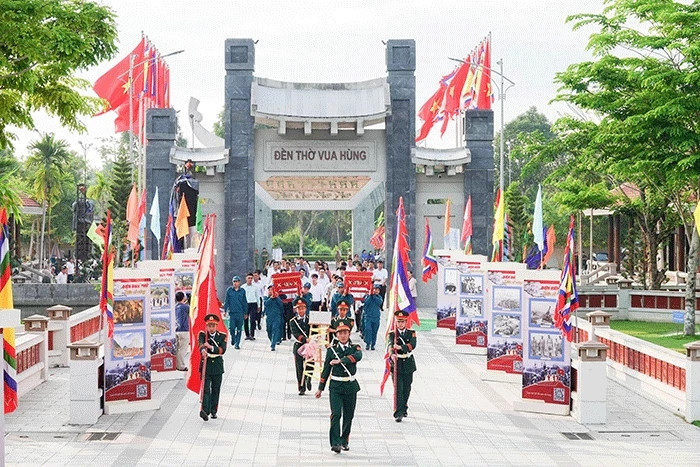 Tổng duyệt chương trình Lễ Giỗ Tổ Hùng Vương năm Giáp Thìn tại Đền thờ Vua Hùng TP Cần Thơ (Trong ảnh: Thực tập đoàn nghi thức, dâng lễ vật và các đại biểu tiến vào Đền chính)