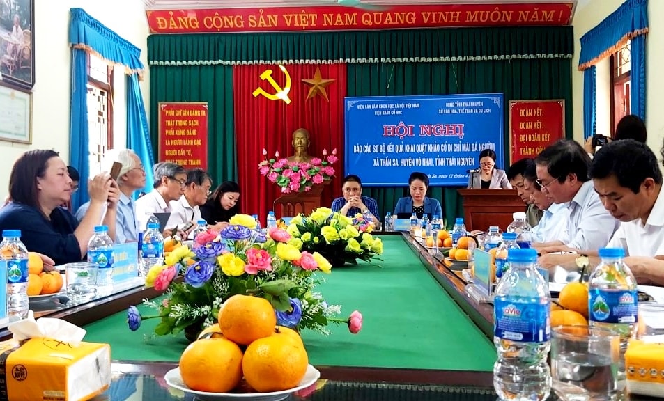 Toàn cảnh Hội nghị Báo cáo kết quả sơ bộ cuộc khai quật tại Di chỉ Mái đá Ngườm, xã Thần Sa, huyện Võ Nhai 