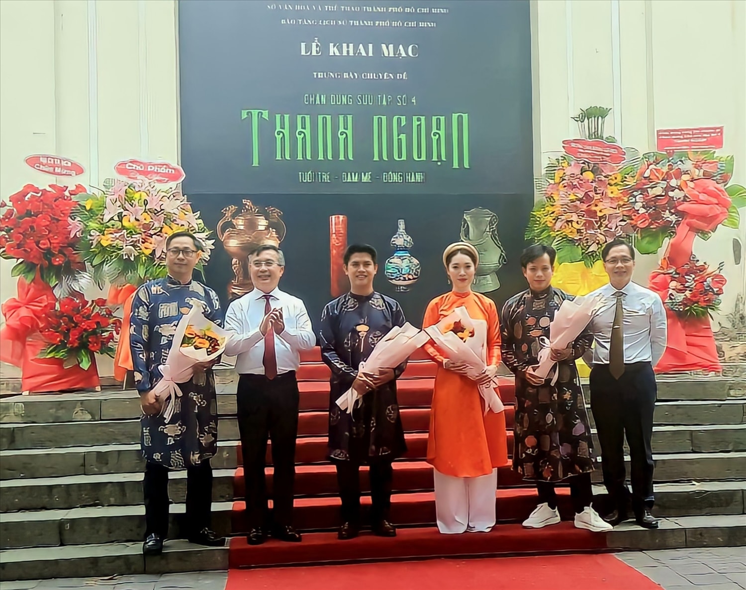 4 nhà sưu tầm cổ vật (mặc áo dài) tại trưng bày “Thanh ngoạn: Tuổi trẻ - Đam mê - Đồng hành” (từ trái sang phải: Nguyễn Đông Nhựt, Thân Việt Hùng, Nguyễn Thị Tuyết, Huỳnh Chí Thanh) 4 nhà sưu tầm cổ vật (mặc áo dài) tại trưng bày “Thanh ngoạn: Tuổi trẻ - Đam mê - Đồng hành” (từ trái sang phải: Nguyễn Đông Nhựt, Thân Việt Hùng, Nguyễn Thị Tuyết, Huỳnh Chí Thanh)