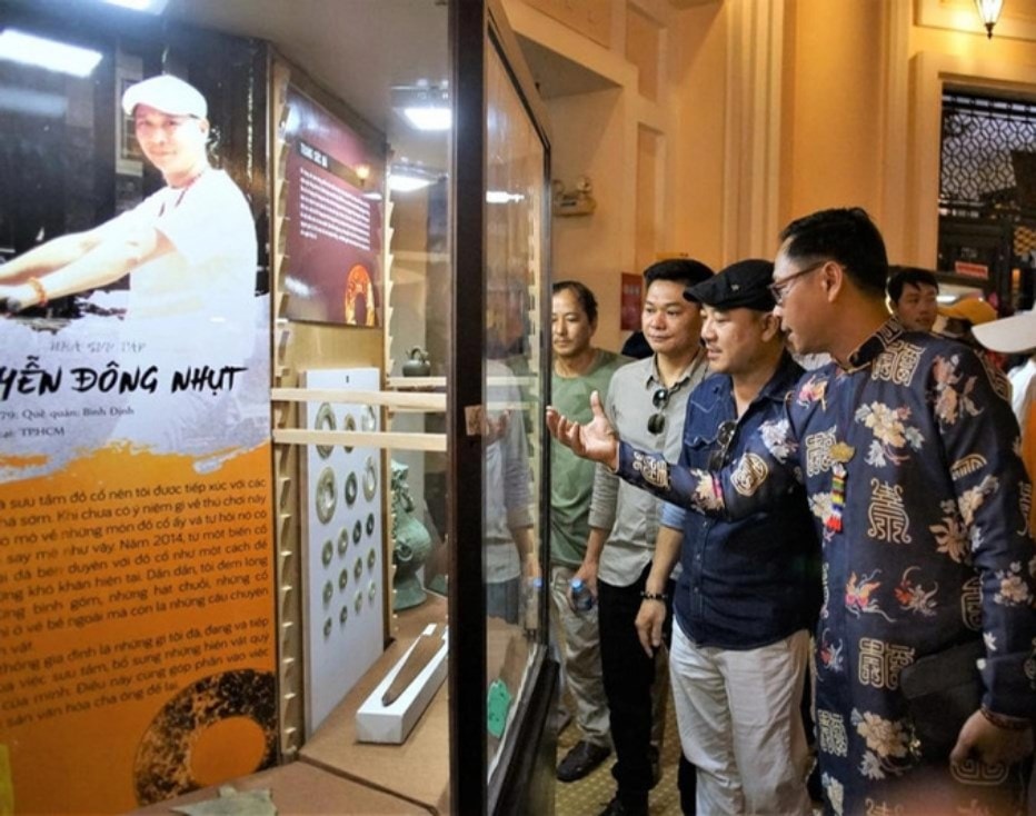 Nhà nhà sưu tập Nguyễn Đông Nhựt chia sẻ với côgn chúng về bộ sưu tập của mình tại Triển lãm Nhà nhà sưu tập Nguyễn Đông Nhựt chia sẻ với côgn chúng về bộ sưu tập của mình tại Triển lãm