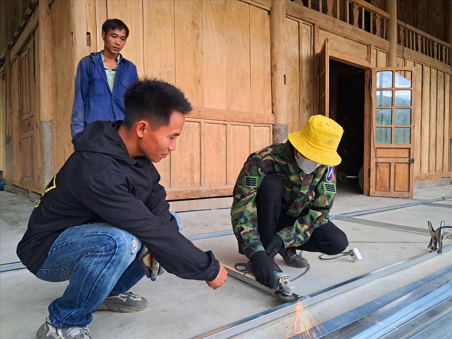 Hiện Moong Văn Sơn đã tạo việc làm cho hơn 10 lao động địa phương từ các dịch vụ cơ khí, vận tải và xây dựng. Hiện Moong Văn Sơn đã tạo việc làm cho hơn 10 lao động địa phương từ các dịch vụ cơ khí, vận tải và xây dựng.