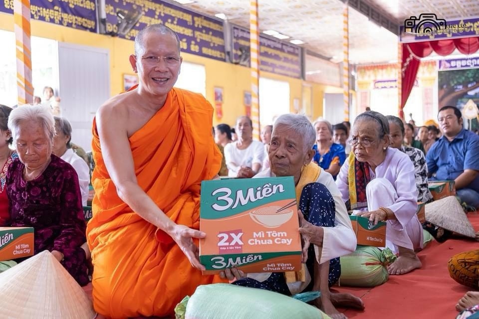 Thượng toạ Danh Nâng trụ chì chùa Thứ Năm ( Kiên Giang ) trao quà đến phật tử nhân dịp Tết Cổ truyền