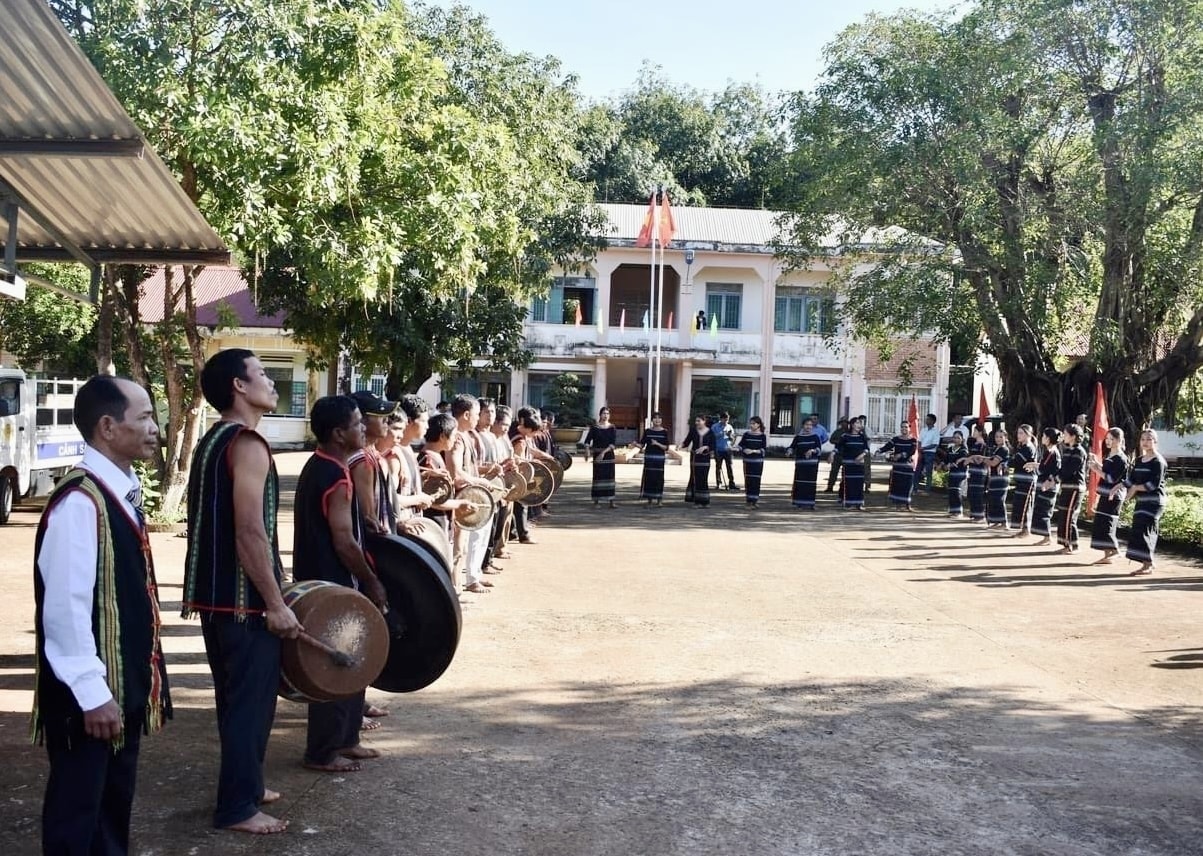 Đồng bào Gia Rai xã Ia O, huyện Ia Grai đánh chiêng, múa xoang mừng xã đạt chuẩn nông thôn mới