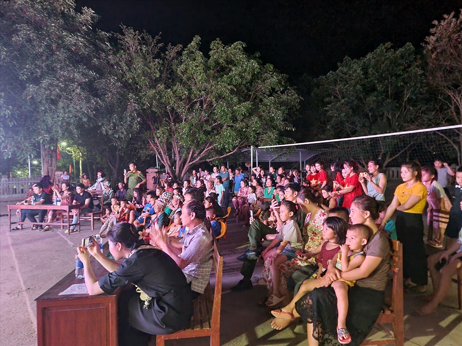 Bà con đến nghe truyền thông về tác hại cảu rượu bia