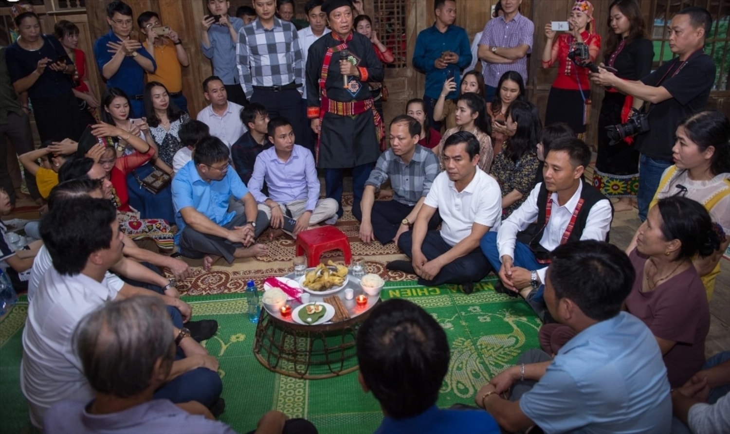 Ghé thăm Thẳm Nàng Màn không thể không trải nghiệm những phong tục truyền thống như làm vía, buộc chỉ tay cầu may mắn,.. của đồng bào Thái