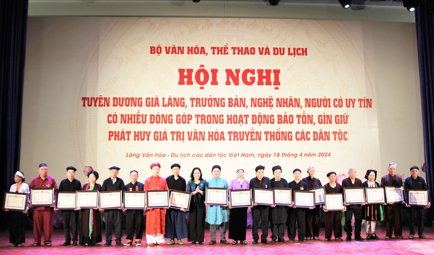 Khen thưởng các già làng, trưởng bản, nghệ nhân, Người có uy tín có nhiều đóng góp trong hoạt động bảo tồn, gìn giữ phát huy giá trị văn hóa truyền thống các dân tộc. Ảnh: K.Minh Khen thưởng các già làng, trưởng bản, nghệ nhân, Người có uy tín có nhiều đóng góp trong hoạt động bảo tồn, gìn giữ phát huy giá trị văn hóa truyền thống các dân tộc. Ảnh: K.Minh