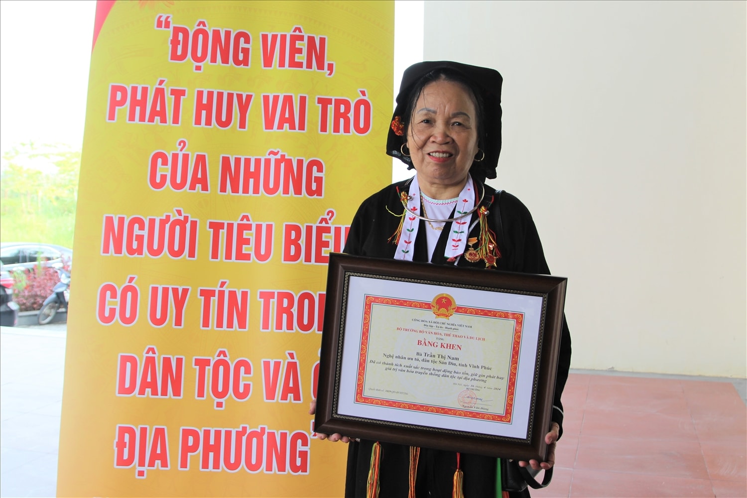 NNƯT Trần Thị Nam ( dân tộc Sán Dìu, tỉnh Vĩnh Phúc) Nghệ nhân ưu túTrần Thị Nam ( dân tộc Sán Dìu, tỉnh Vĩnh Phúc)