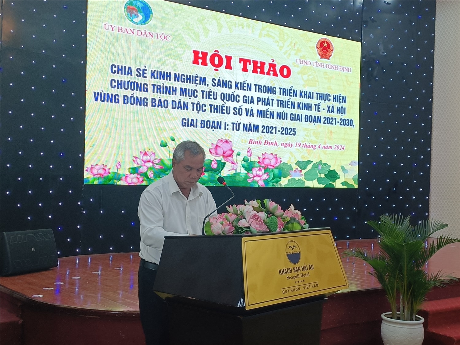 Ông Đinh Văn Lung, Trưởng ban Ban Dân tộc Bình Định phát biểu tại Hội thảo Ông Đinh Văn Lung, Trưởng ban Ban Dân tộc Bình Định phát biểu tại Hội thảo