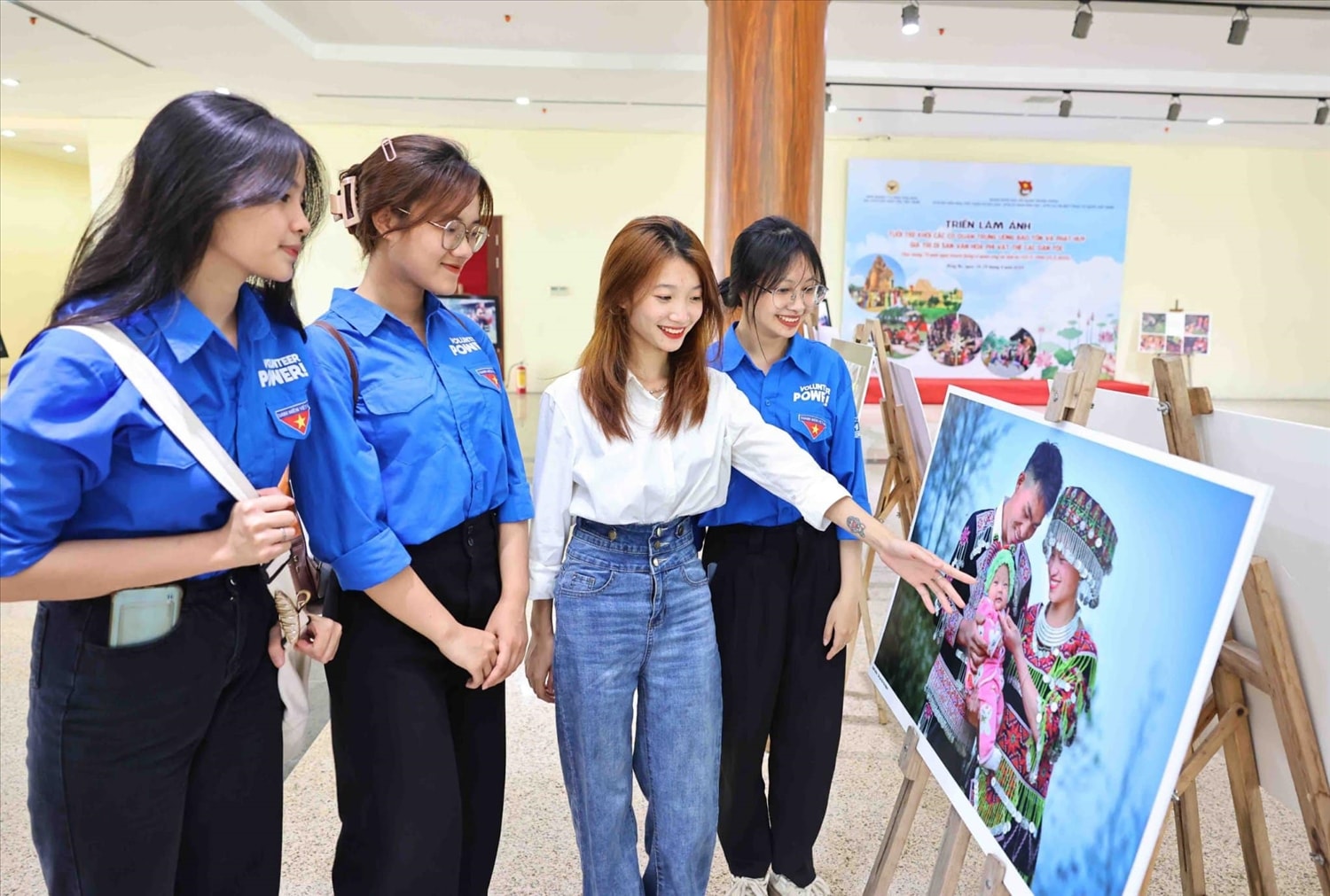Nhiều bạn trẻ cũng hào hứng tham quan không gian triển lãm 