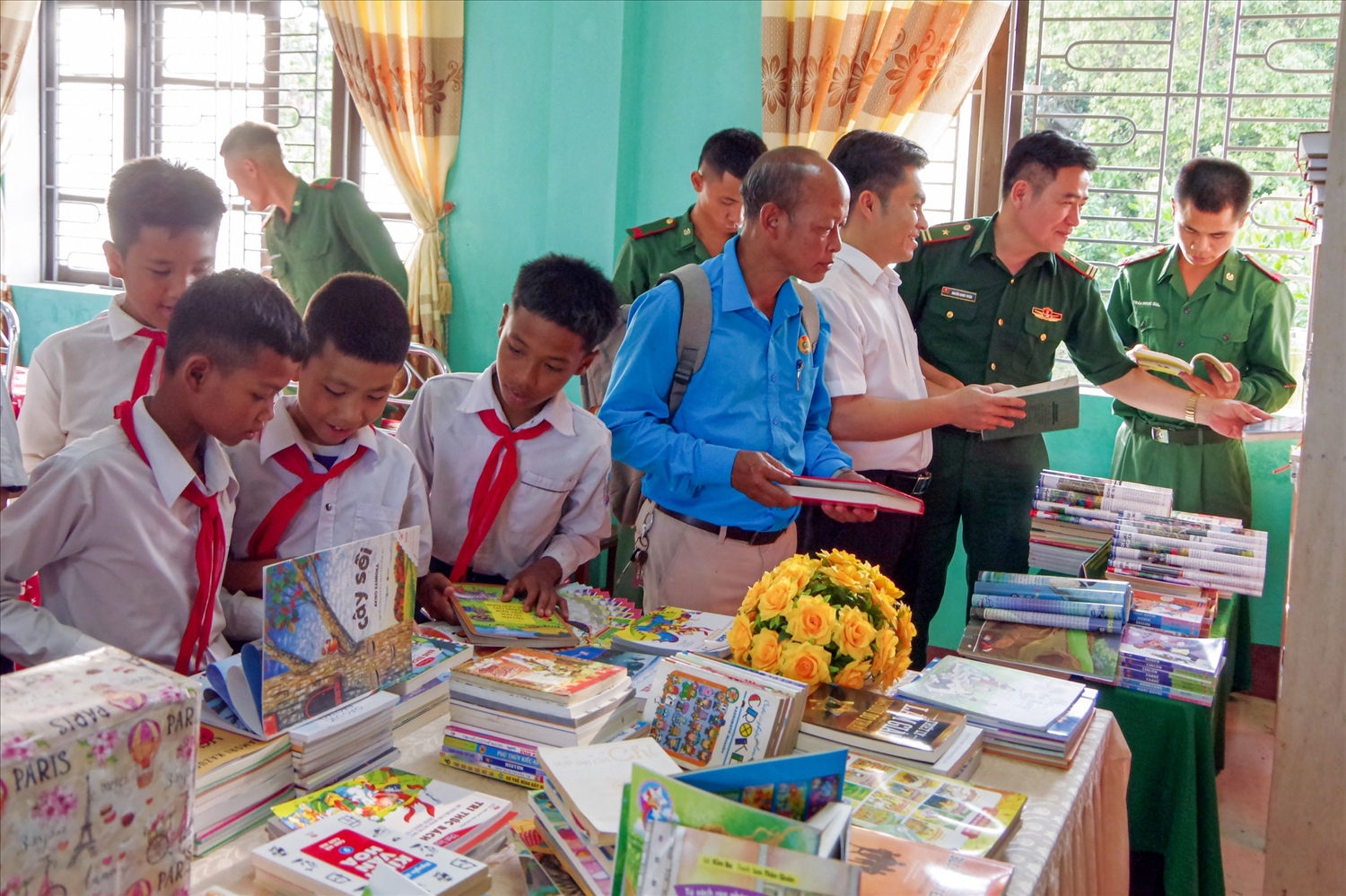 Hoạt động giúp các em học sinh vùng cao A Lưới được tiếp cận với nhiều cuốn sách hay 