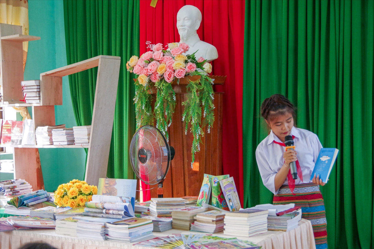 Các em học sinh thi kể truyện về sách