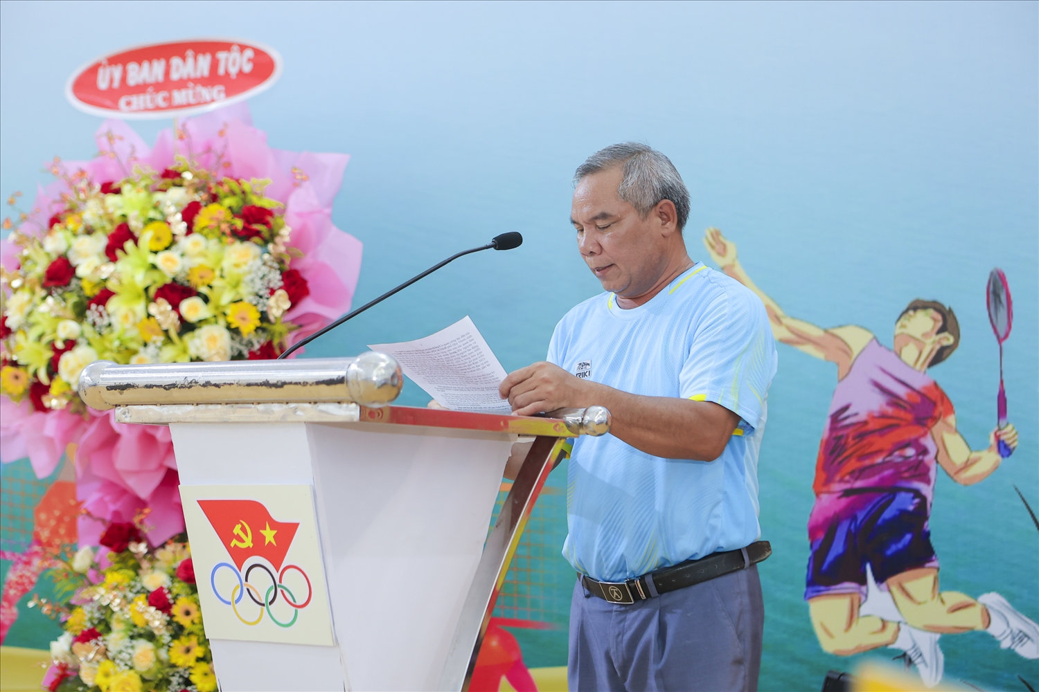 Ông Đinh Văn Lung, Trưởng ban Ban Dân tộc Bình Định phát biểu khai mạc Hội thao