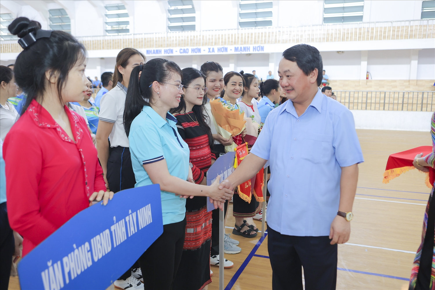 Bộ trưởng, Chủ nhiệm UBDT Hầu A Lềnh  thăm hỏi các vận động viên