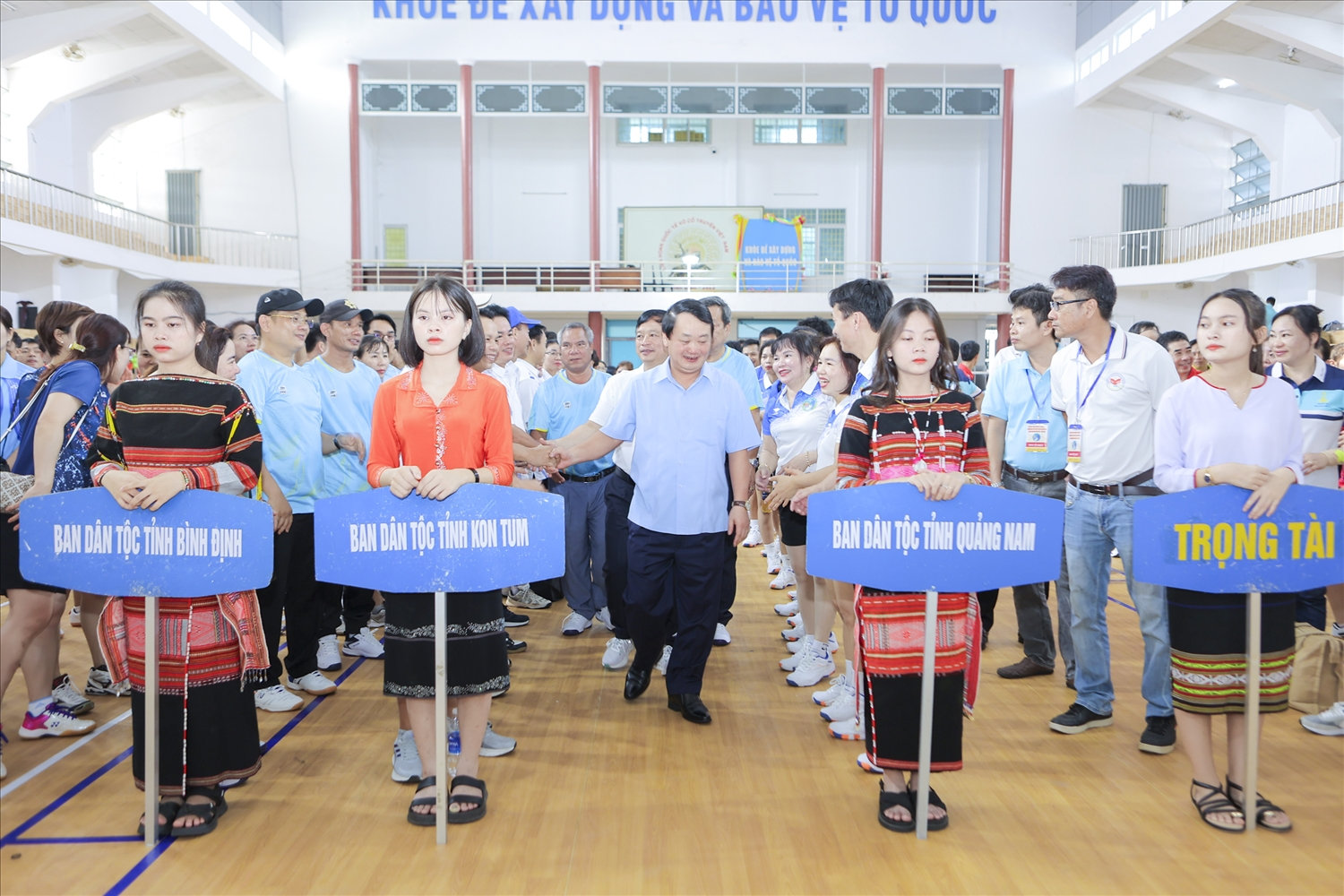 Bộ trưởng, Chủ nhiệm UBDT Hầu A Lềnh gặp gỡ vận động viên các Đoàn tham gia Hội thao