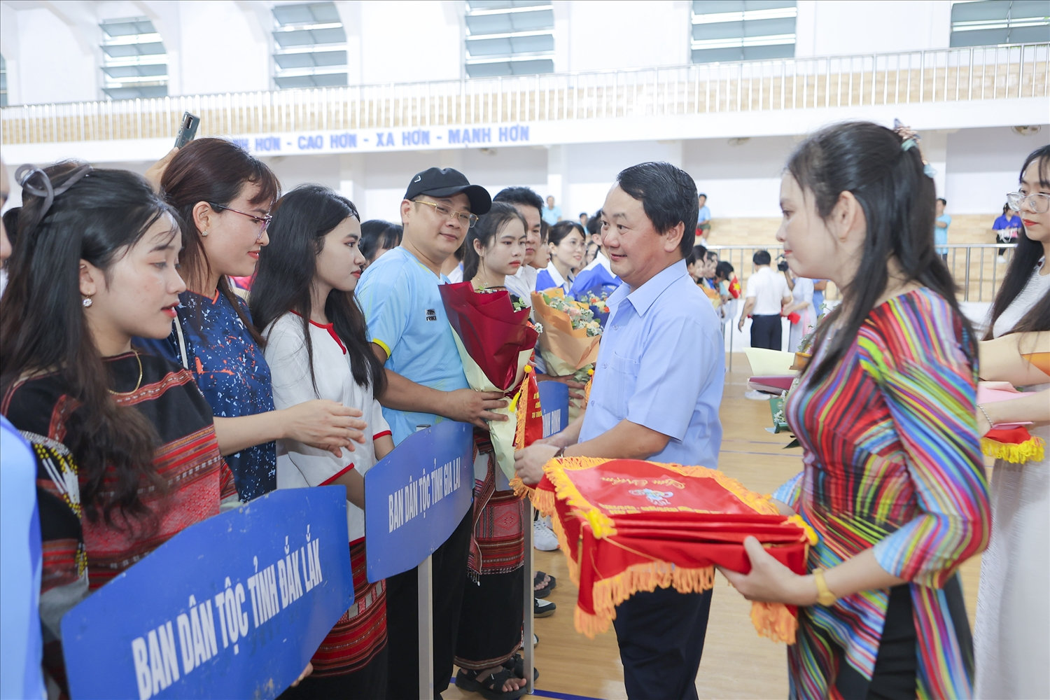 Bộ trưởng, Chủ nhiệm UBDT Hầu A Lềnh tặng cờ  các Đoàn tham gia Hội thao