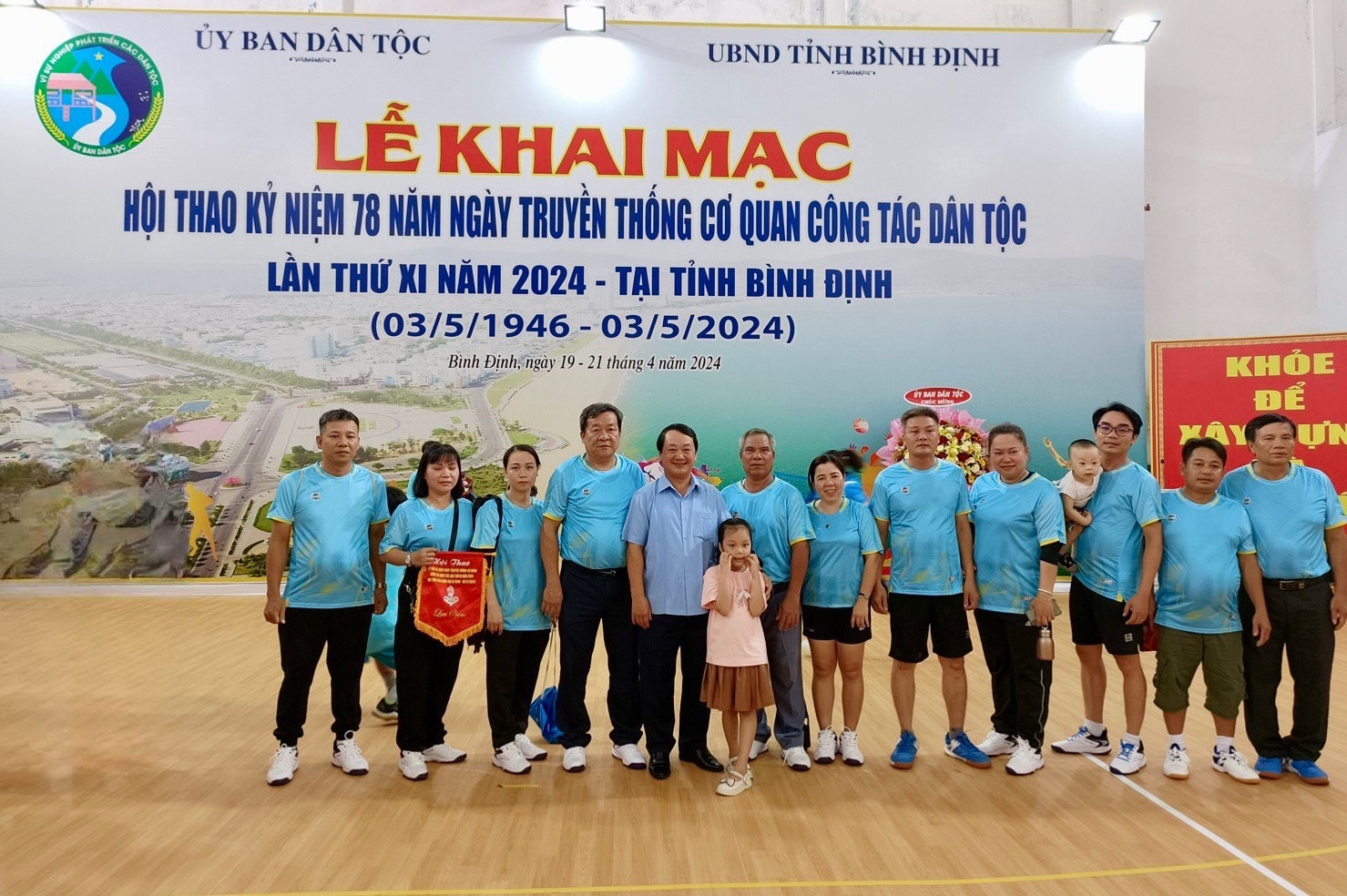 Bộ trưởng, Chủ nhiệm UBDT Hầu A Lềnh  chụp ảnh lưu niệm  với các Đoàn tham gia Hội thao