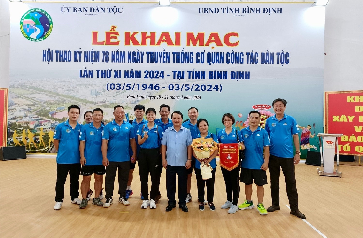 Bộ trưởng, Chủ nhiệm UBDT Hầu A Lềnh  chụp ảnh lưu niệm  với các Đoàn tham gia Hội thao