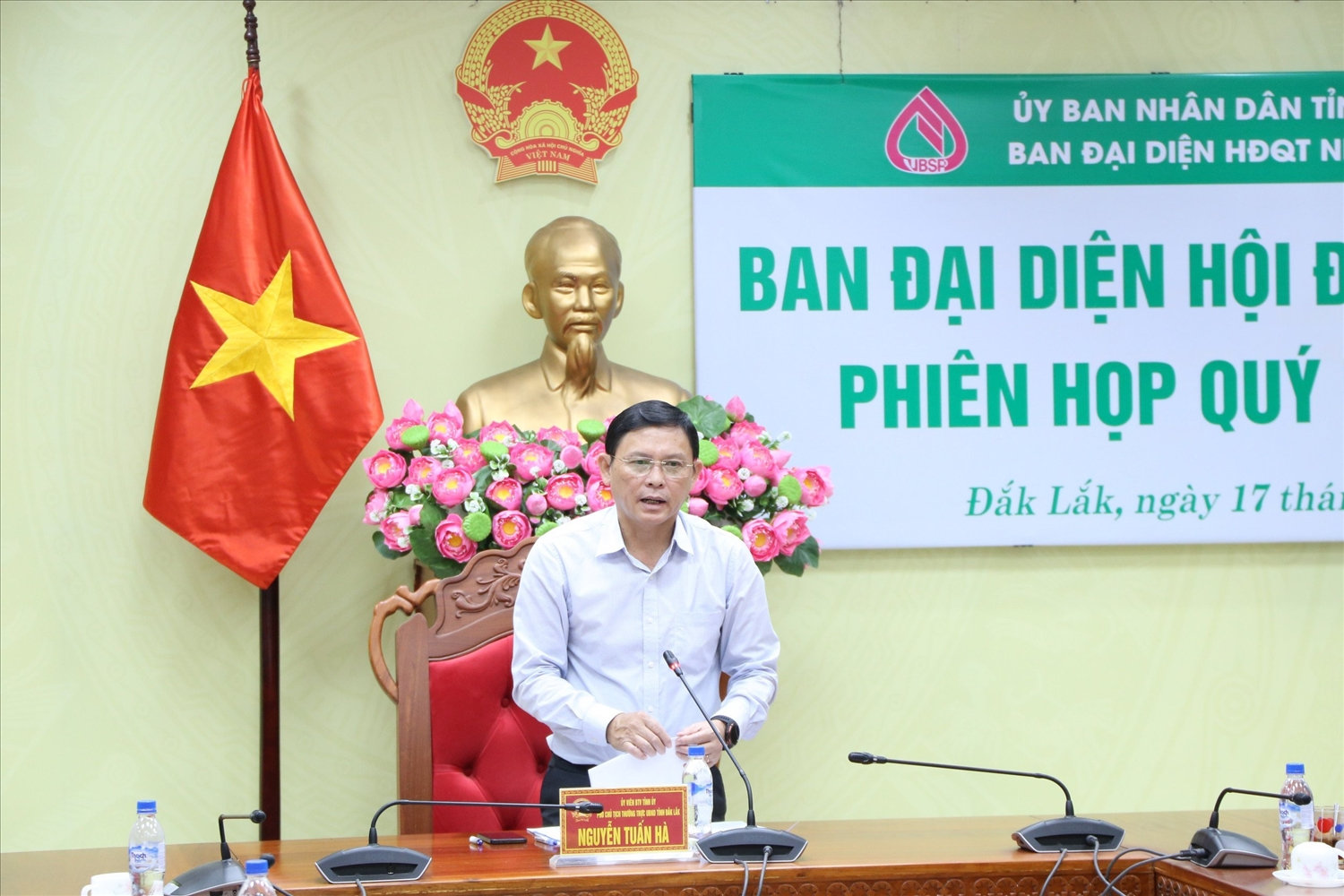 Ông Đào Thái Hòa, Giám đốc Ngân hàng CSXH Chi nhánh Đắk Lắk báo cáo tại phiên họp. Ông Đào Thái Hòa, Giám đốc Ngân hàng CSXH Chi nhánh Đắk Lắk báo cáo tại phiên họp.