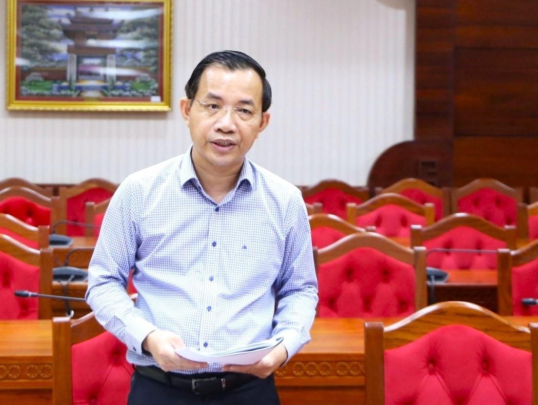 Ông Đặng Thái Hoà, Giám đốc Chi nhánh NHCSXH tỉnh Đắk Lắk báo cáo tại Phiên họp Ông Đặng Thái Hoà, Giám đốc Chi nhánh NHCSXH tỉnh Đắk Lắk báo cáo tại Phiên họp
