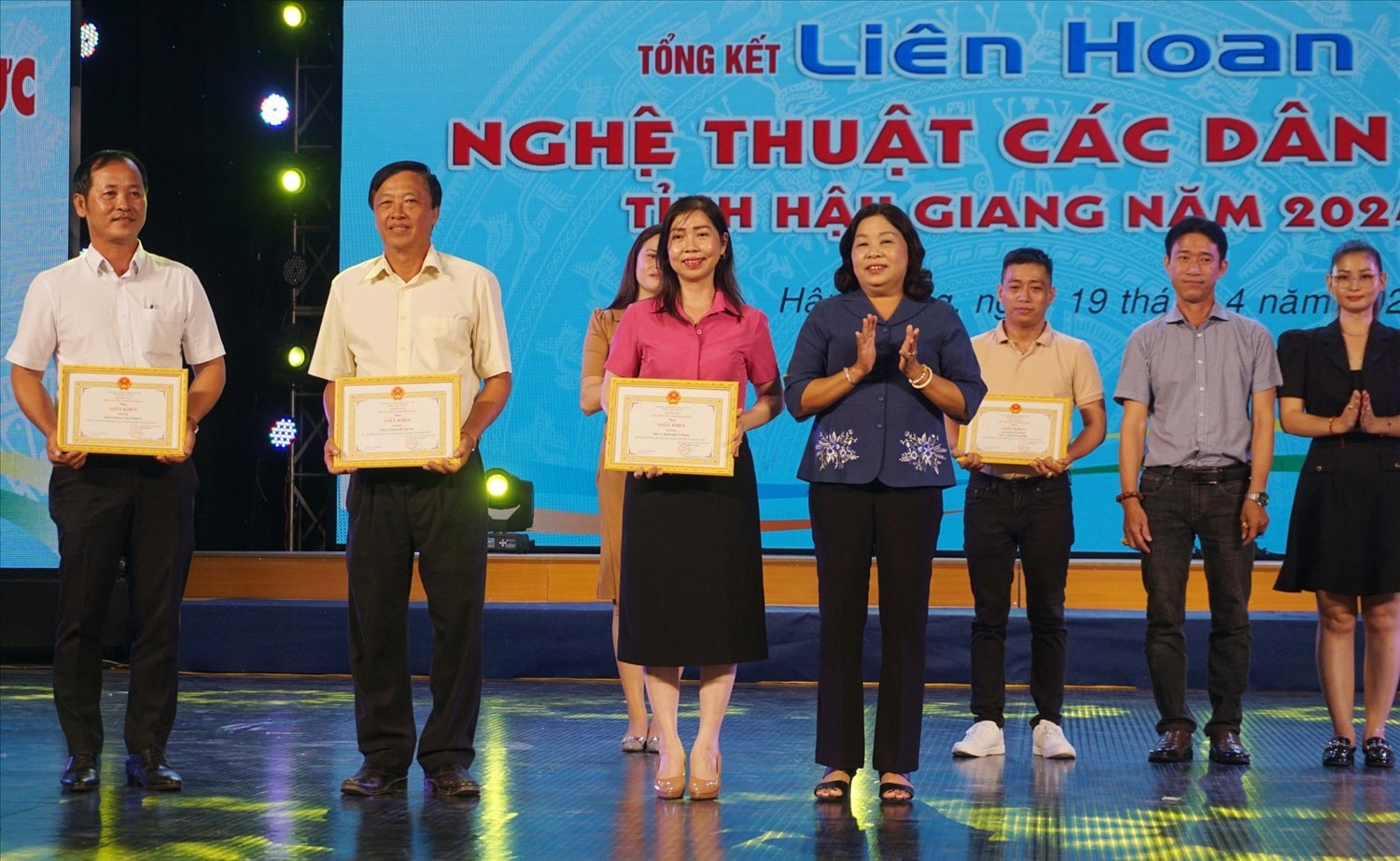 Bà Mã Thị Tươi, Phó chũ tịch HĐND tỉnh Hậu Giang Trao giải ba toàn đoàn cho 3 đơn vị 