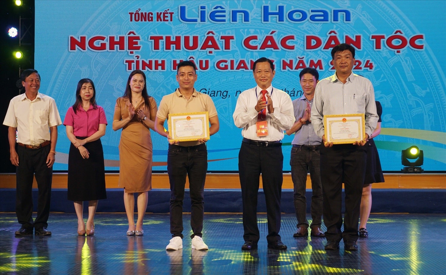 Ông Trần Quốc Thẻo, Phó Trưởng Ban Dân tộc tỉnh  trao giải Khuyến khích đến đơn vị tham gia Liên hoan nghệ thuật các dân tộc tỉnh Hậu Giang năm 2024