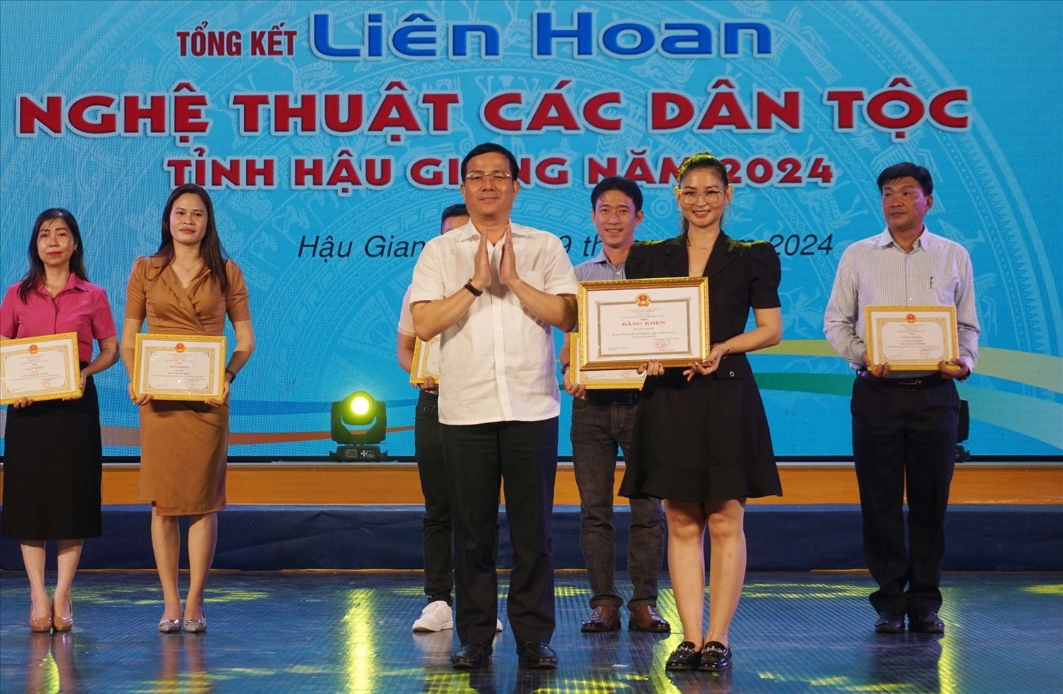  Ông Trần Văn Huyến, Phó Bí thư Thường trực Tỉnh ủy, Chủ tịch HĐND tỉnh Hậu Giang trao Bằng khen của Chủ tịch  UBND tỉnh cho huyện Long Mỹ đạt giải Nhất