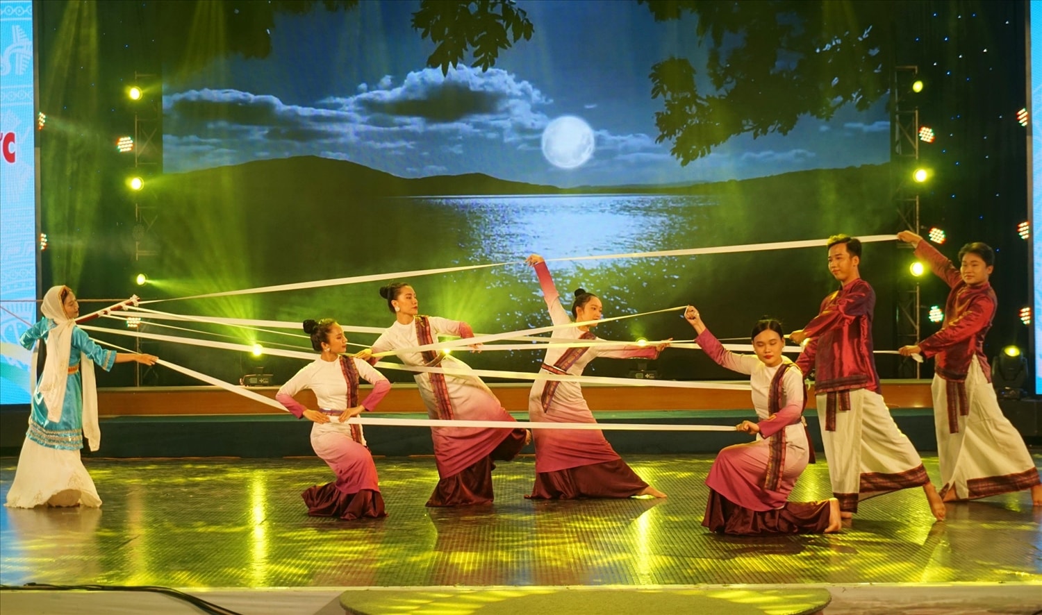 Tiết mục múa “Dệt lụa đêm trăng” của đơn vị TP. Ngã Bảy ( Hậu Giang) dưới điệu múa truyền thống của đồng bào Chăm 