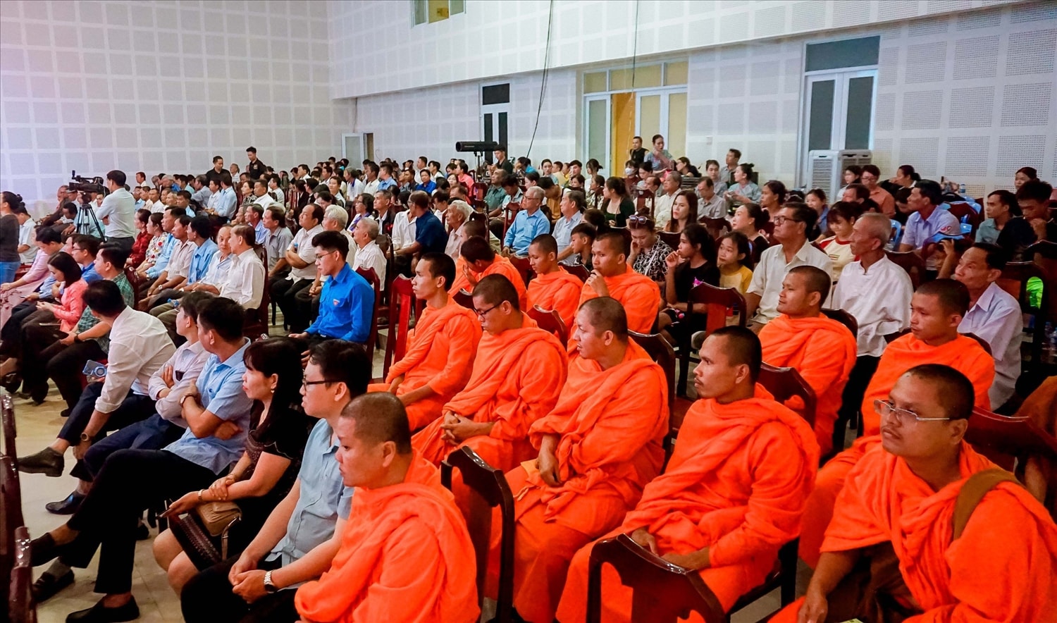 Hơn 300 đại biểu là Người có uy tín, chức sắc, sư sãi và đồng bào các dân tộc tham dự đêm nghệ thuật các dân tộc tỉnh Hậu Giang năm 2024