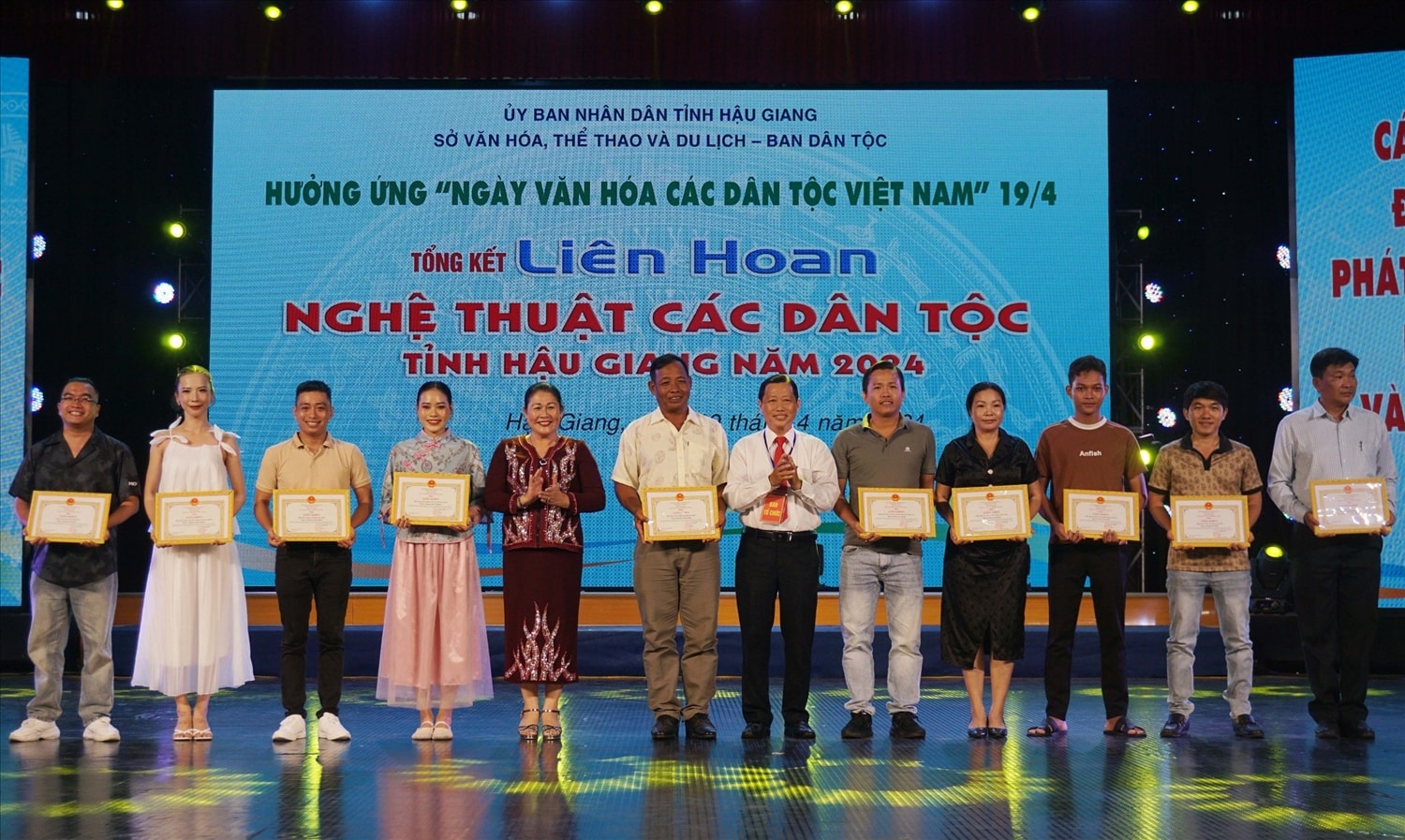 Ông Trần Quốc Thẻo, Phó Trưởng Ban Dân tộc tỉnh và bà Nguyễn Thị Lý, Phó Giám đốc Sở Văn hóa, Thể thao và Du lịch tỉnh Hậu Giang trao Giấy khen của Ban Dân tộc tỉnh cho các cá nhân xuất sắc