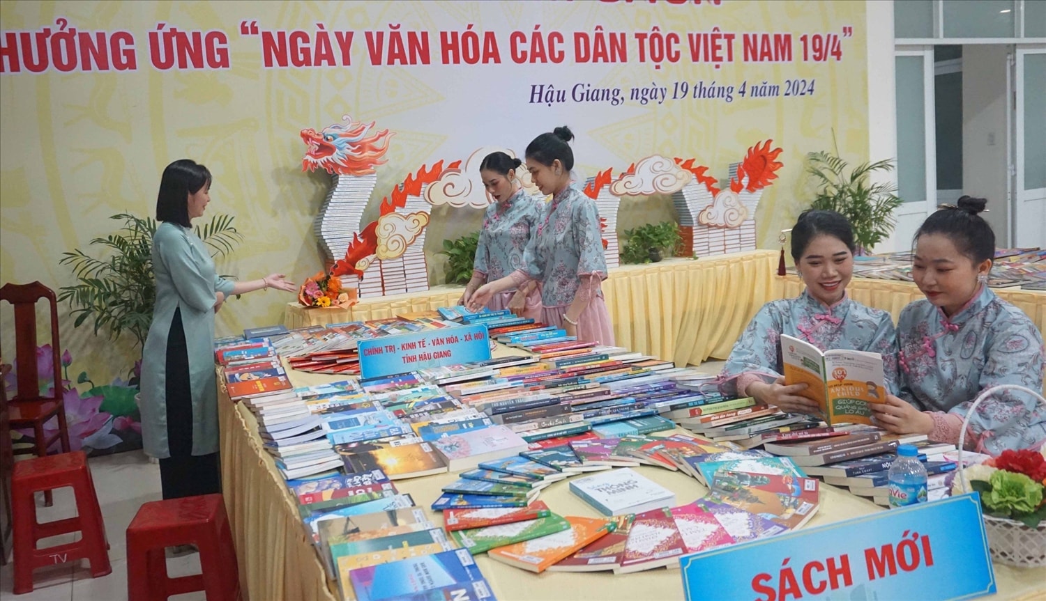 Ngoài việc được thưởng thức  các tiết mục văn nghệ  đặc sắc, Các đại biểu đến tham dự buổi Liên hoan Nghệ thuật các dân tộc tỉnh Hậu Giang năm 2024 còn tìm kiếm cho mình những quyển sách hay, bổ ích 