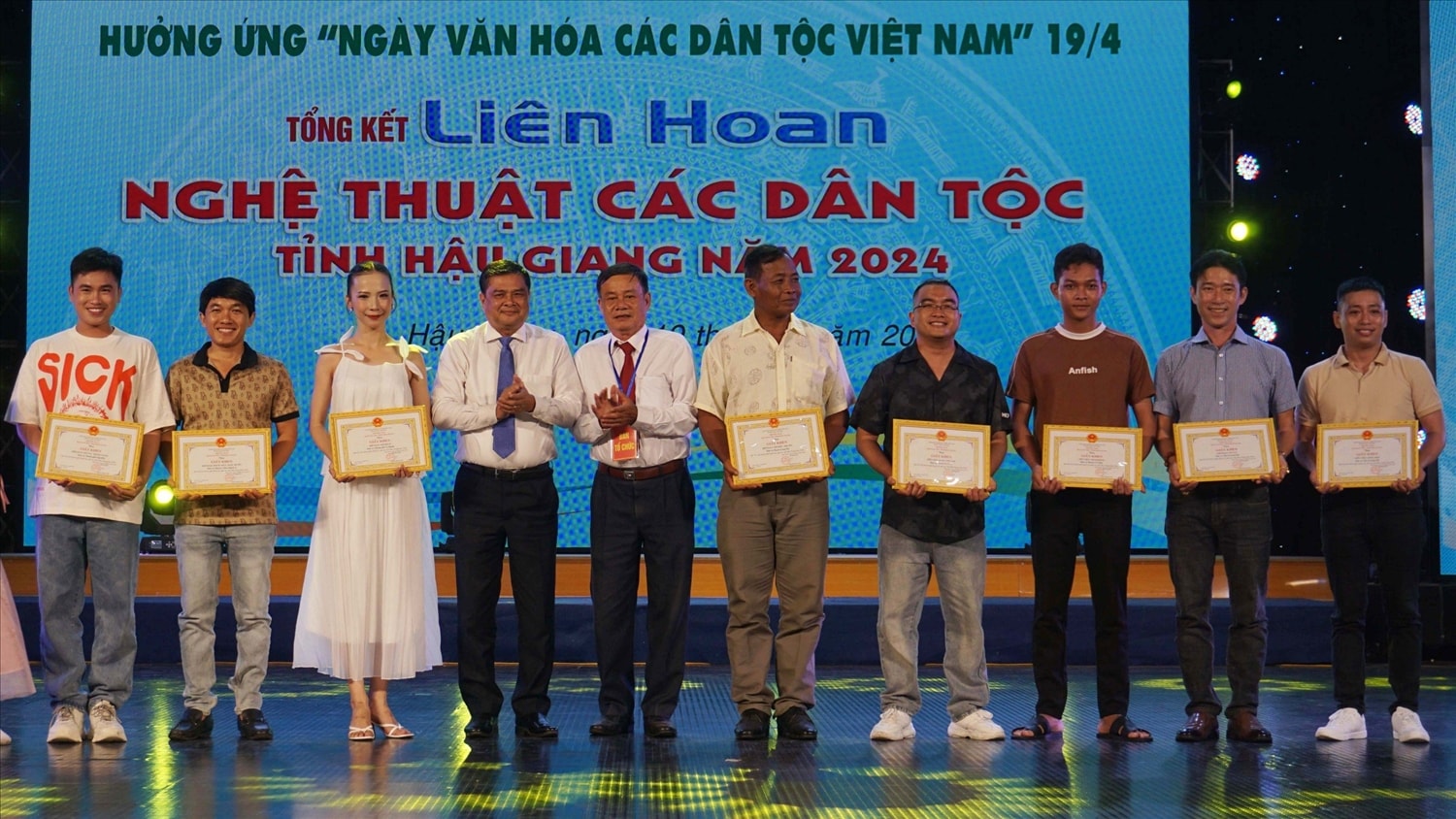  Ông Nguyễn Văn Bảy, Giám đốc Sở Văn hóa, Thể thao và Du lịch tỉnh Hậu Giang và ông Nguyễn Hoàng Triệu, Trưởng Ban Dân tộc tỉnh trao giấy khen cho các tiết mục xuất sắc