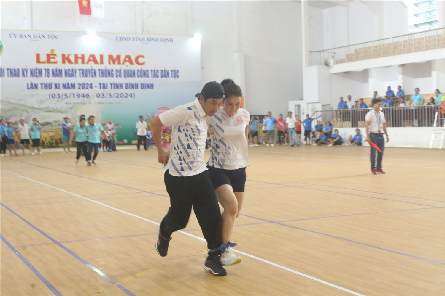 Môn thi bước chân thần tốc thể hiện sự đoàn kết, phối hợp nhịp nhàng