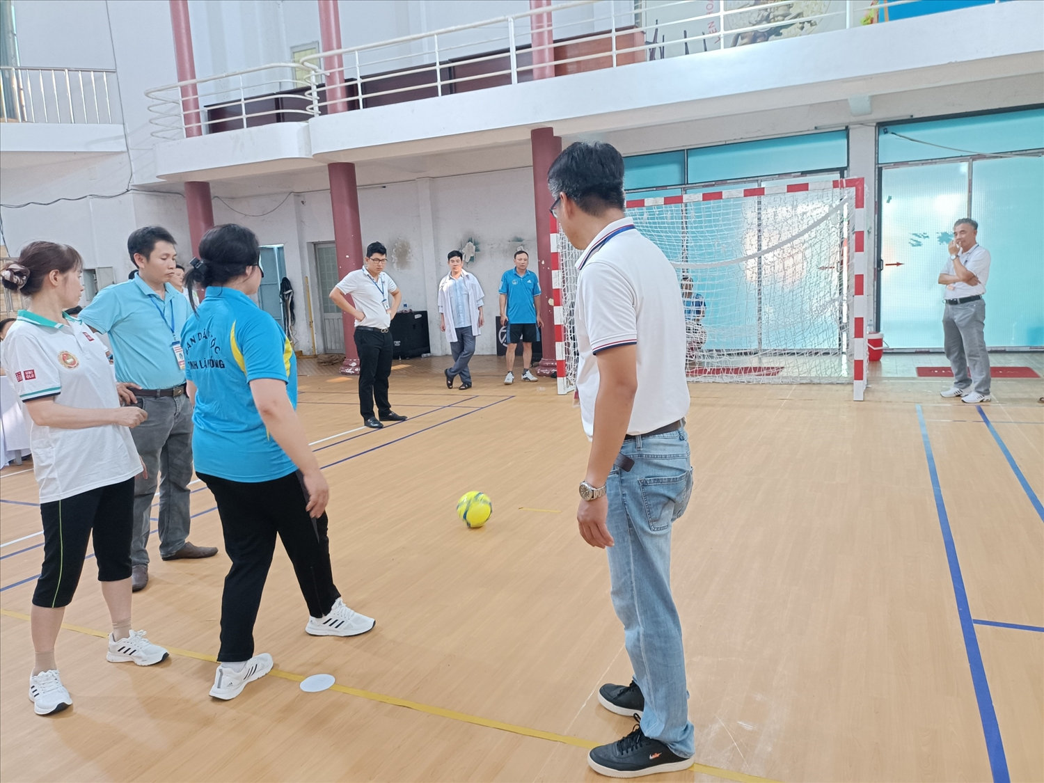 Hấp dẫn bịt mắt đá bóng