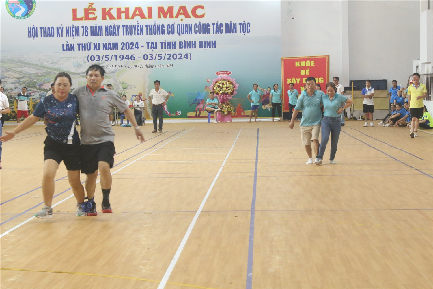 Cạnh tranh quyết liệt trong môn thi bước chân thần tốc