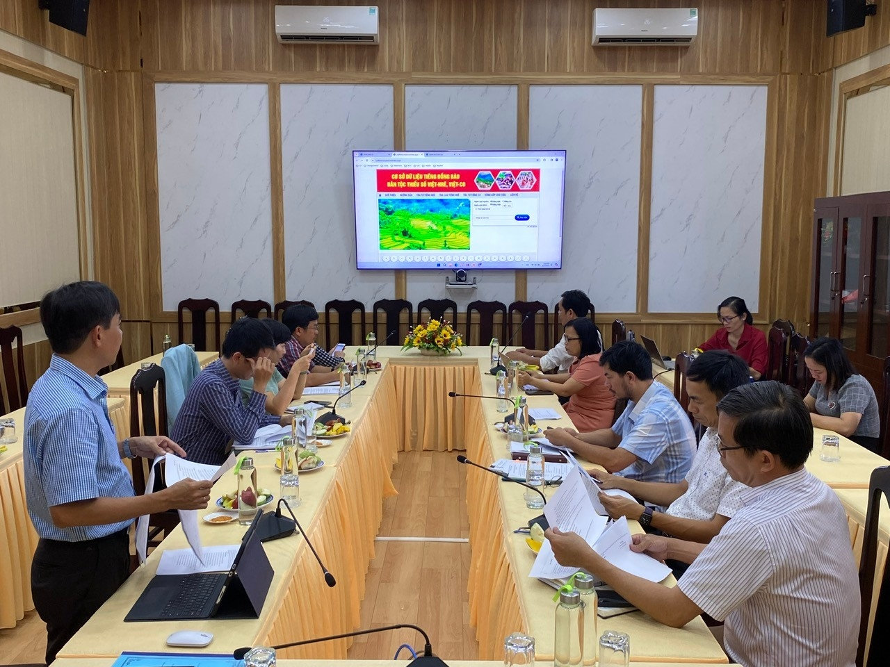 Các thành viên hiện Đề tài khoa học: “Xây dựng cơ sở dữ liệu điện tử tiếng đồng bào DTTS Việt - Hrê, Việt - Co” thảo luận , góp ý kiến hoàn chỉnh Đề tài