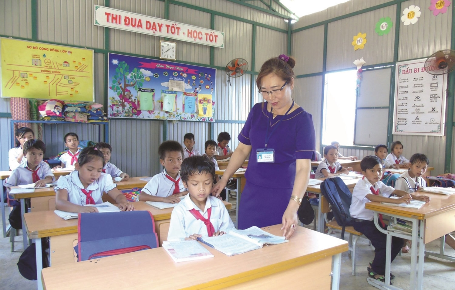 Khuyến khích học sinh DTTS sử dụng 