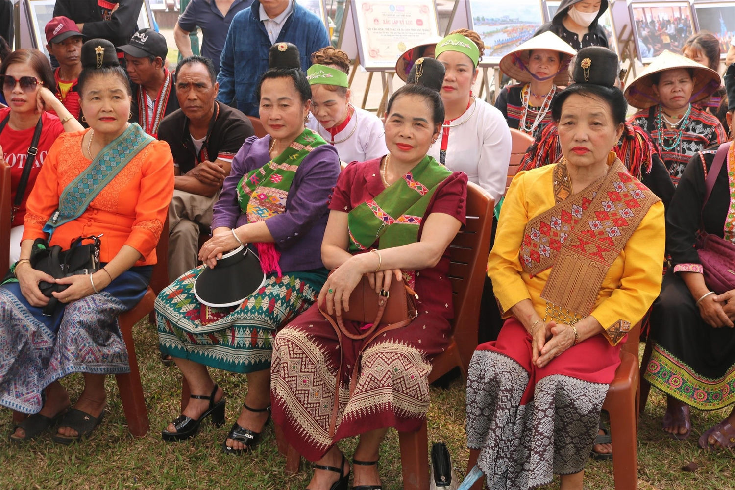 Đông đảo du khách tham quan, trải nghiệm ngày hội