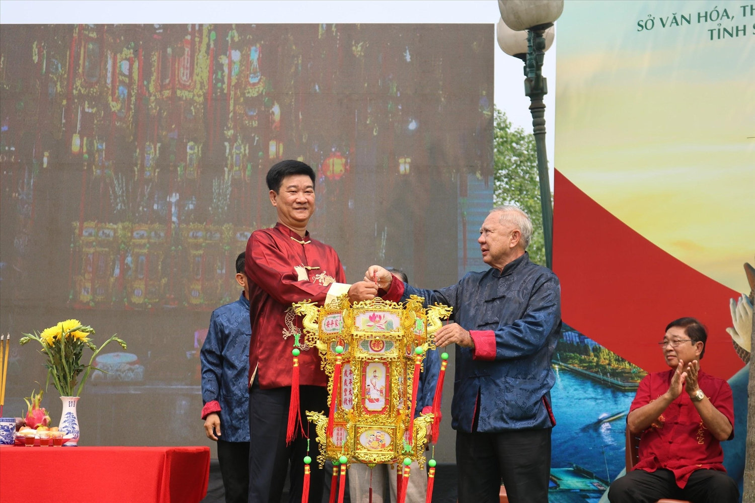 Lễ đấu đèn của đồng bào dân tộc Hoa 
