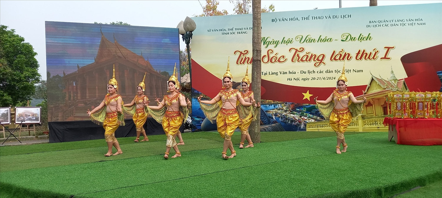 Các nghệ nhân biểu diễn múa Kayno tại chương trình