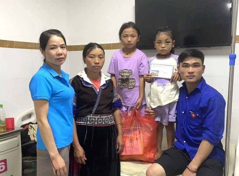Đại diện Trường Phổ thông Dân tộc bán trú Tiểu học và Trung học Cơ sở La Pán Tẩn thăm hỏi, động viên em Lù Thị L. tại bệnh viện Đại diện Trường Phổ thông Dân tộc bán trú Tiểu học và Trung học Cơ sở La Pán Tẩn thăm hỏi, động viên em Lù Thị L. tại bệnh viện