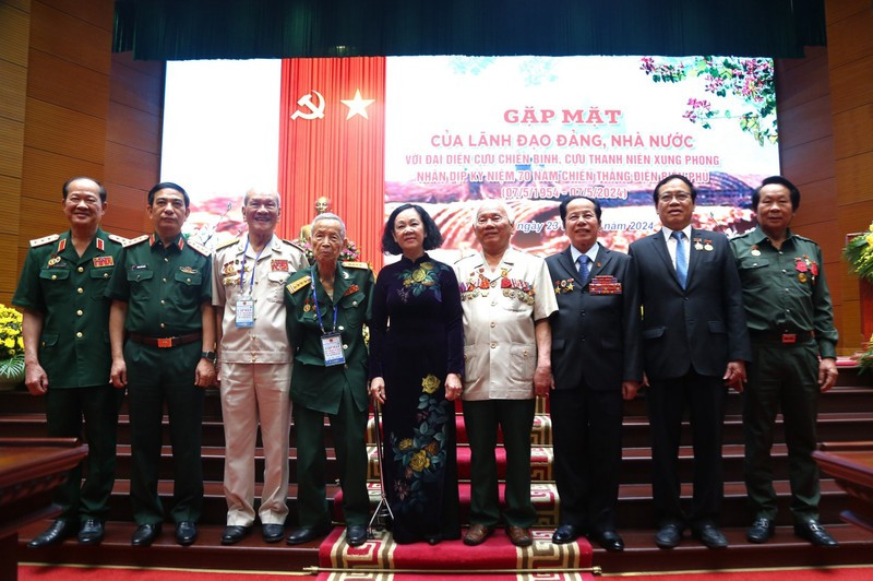 Đồng chí Trương Thị Mai chụp ảnh với Anh hùng La Văn Cầu và các đại biểu. Đồng chí Trương Thị Mai chụp ảnh với Anh hùng La Văn Cầu và các đại biểu.