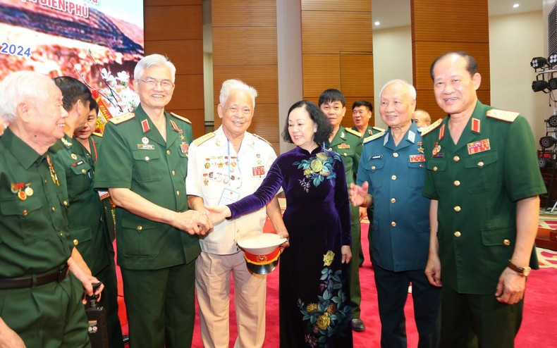 Đồng chí Trương Thị Mai cùng các đại biểu tham dự buổi gặp mặt. Đồng chí Trương Thị Mai cùng các đại biểu tham dự buổi gặp mặt.