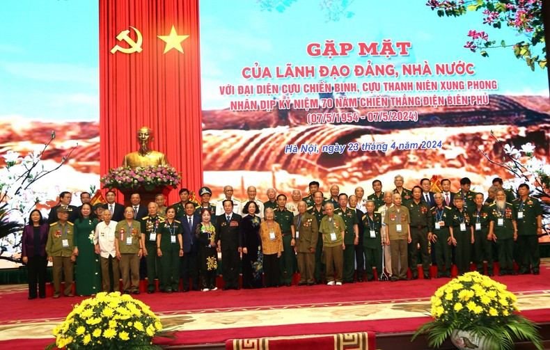 Các đồng chí lãnh đạo Đảng, Nhà nước chụp ảnh cùng đại biểu tham dự buổi gặp mặt. Các đồng chí lãnh đạo Đảng, Nhà nước chụp ảnh cùng đại biểu tham dự buổi gặp mặt.