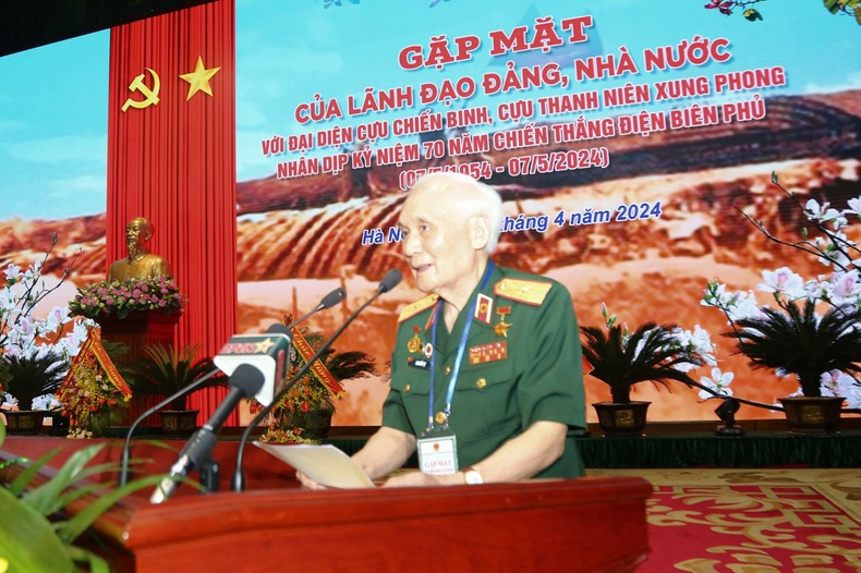 Thiếu tướng Nguyễn Tụ thay mặt các cựu chiến binh, cựu thanh niên xung phong từng tham gia Chiến dịch Điện Biên Phủ phát biểu tại buổi gặp mặt. Thiếu tướng Nguyễn Tụ thay mặt các cựu chiến binh, cựu thanh niên xung phong từng tham gia Chiến dịch Điện Biên Phủ phát biểu tại buổi gặp mặt.