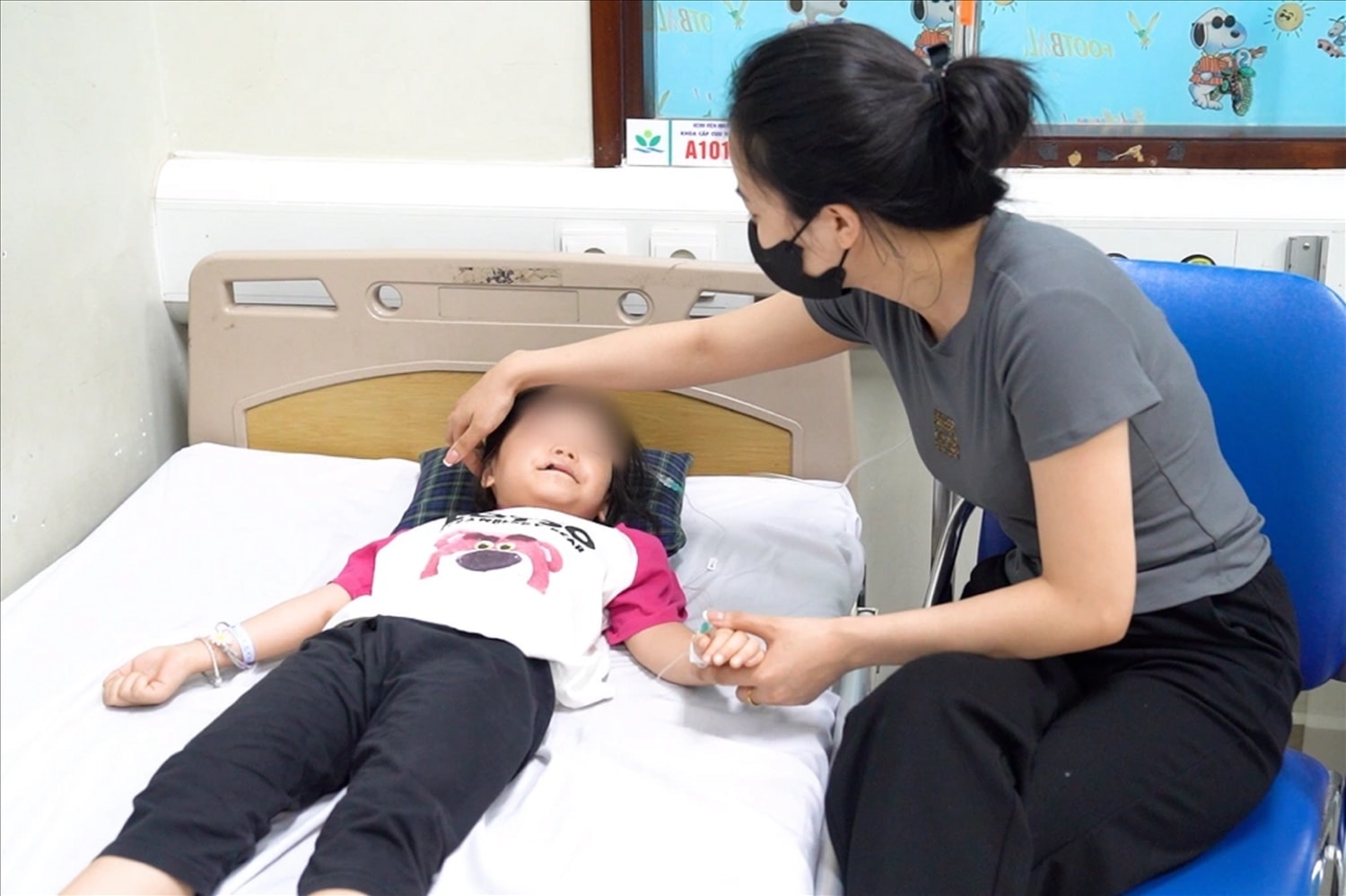 Bé A (5 tuổi, thị trấn Việt Quang, huyện Bắc Quang, tỉnh Hà Giang) bị chó cắn được điều trị tại Bệnh viện Nhi trung ương (Ảnh: Bệnh viện cung cấp). Bé A (5 tuổi, thị trấn Việt Quang, huyện Bắc Quang, tỉnh Hà Giang) bị chó cắn được điều trị tại Bệnh viện Nhi trung ương (Ảnh: Bệnh viện cung cấp).