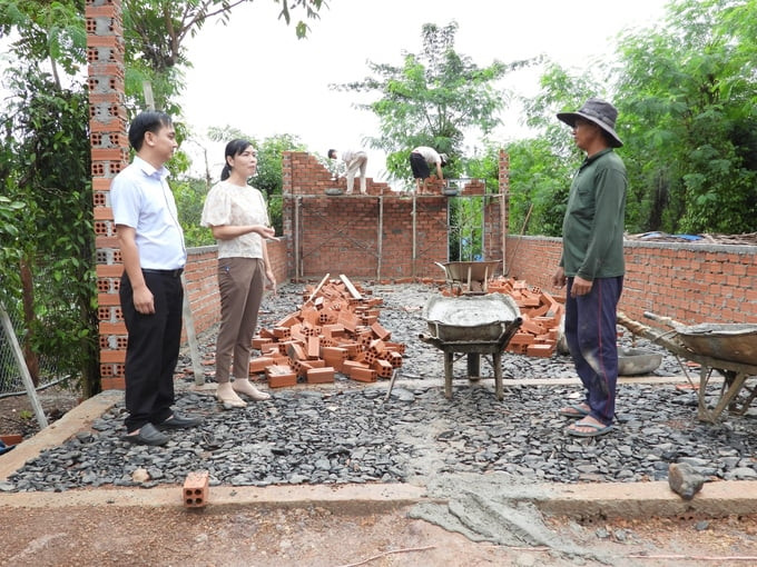 Lãnh đạo xã Phước Thiện, huyện Bù Đốp thăm, động viên các hộ DTTS nghèo (Ảnh: Trần Trung).