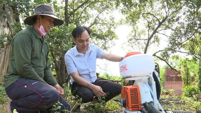 Anh Thạch Pô Thi, xã Phước Thiện, huyện Bù Đốp phấn khởi nhận nông cụ hỗ trợ (Ảnh: Trần Trung). 