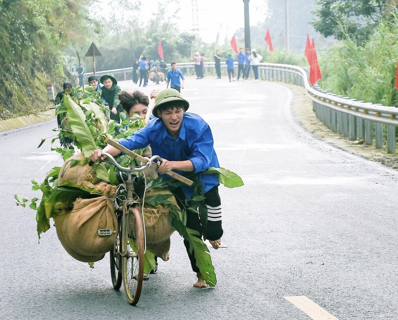 Đoàn viên thanh niên hào hứng tham gia cuộc thi “Tải gạo qua đèo”. (Ảnh Trịnh Biên) Đoàn viên thanh niên hào hứng tham gia cuộc thi “Tải gạo qua đèo”. (Ảnh Trịnh Biên)
