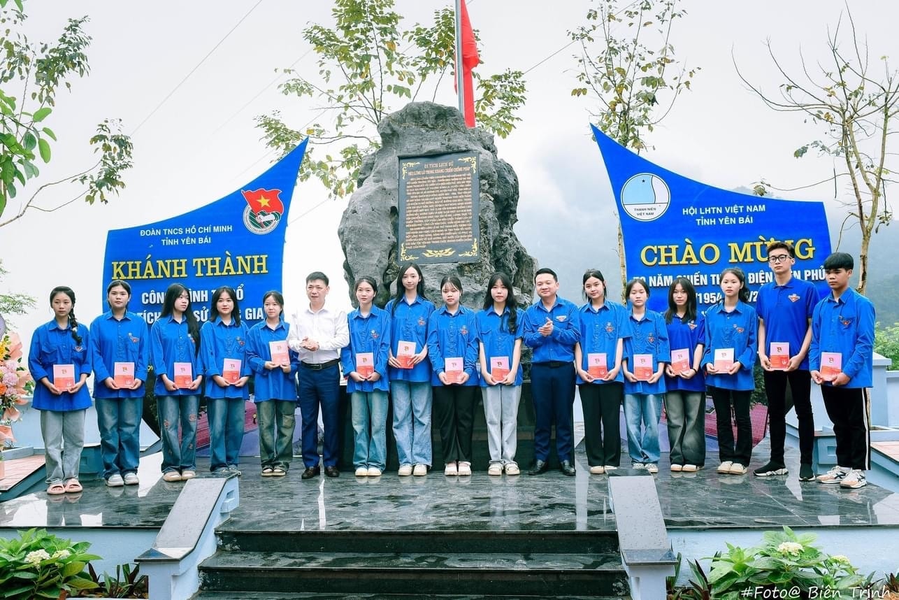 Huyện Văn Chấn tổ chức lễ kết nạp đoàn viên mới cho 70 thanh niên ưu tú khu Di tích lịch sử Quốc gia đèo Lũng Lô. (Ảnh Trịnh Biên) Huyện Văn Chấn tổ chức lễ kết nạp đoàn viên mới cho 70 thanh niên ưu tú khu Di tích lịch sử Quốc gia đèo Lũng Lô. (Ảnh Trịnh Biên)